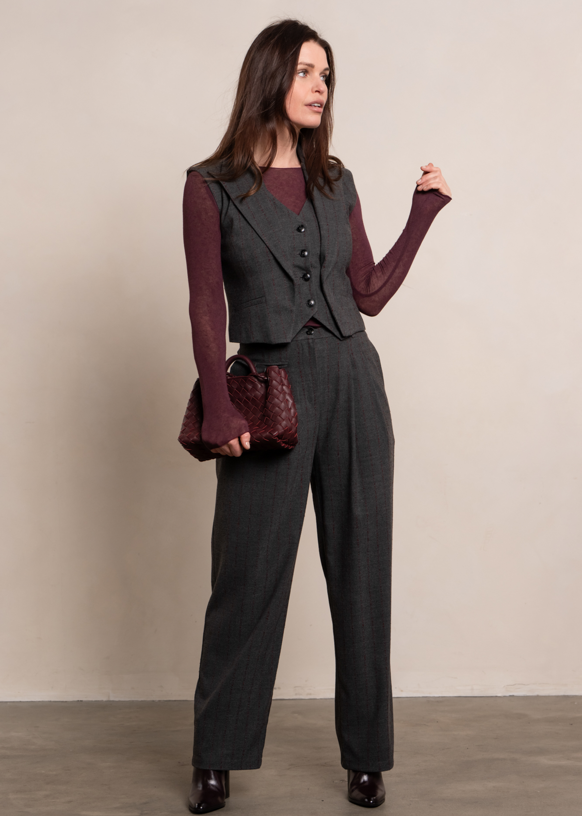 Iben Broek - Grey Amarone
